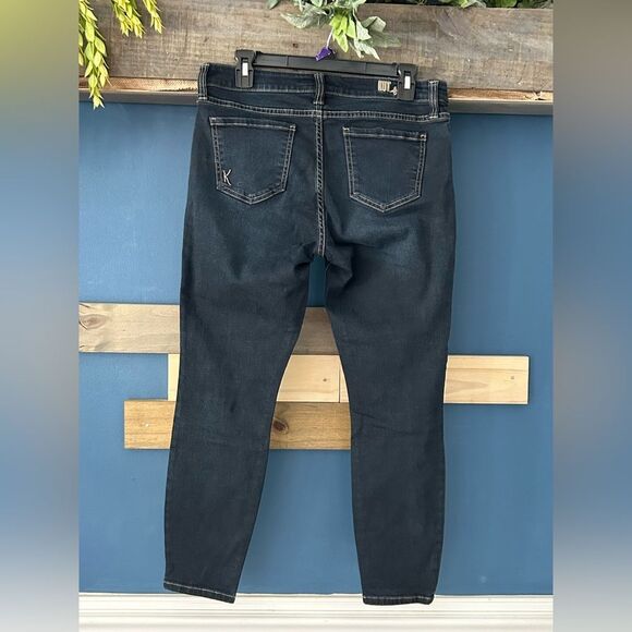 Kut from the Kloth Jeans Modern Fit Skinny
Size 8 distressed on left knee - Picture 2 of 13